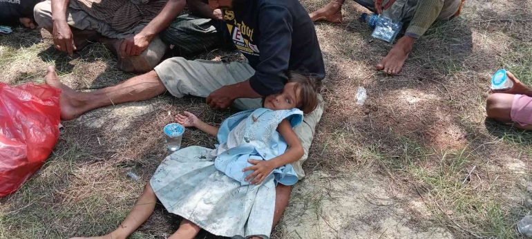 Anak kecil yang tertidur, satu dari 137 imigran Rohingya kembali mendarat di Pantai Aceh Timur. Foto: Dokumen Pribadi.