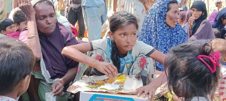 Ana kecil yang sedang menyantap sesuap nasi. Satu dari 137 imigran Rohingya kembali mendarat di Pantai Aceh Timur. Foto: Dokumen Pribadi.