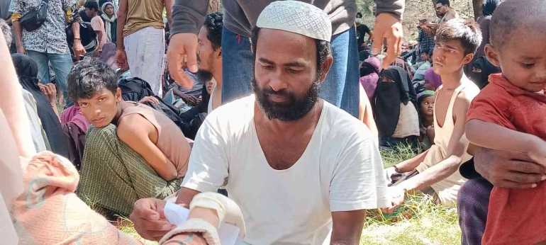 Seorang imigran Rohingya yang mendarat di Pantai Aceh Timur sedang mendapat pelayanan kesehatan. Foto: Dokumen Pribadi.