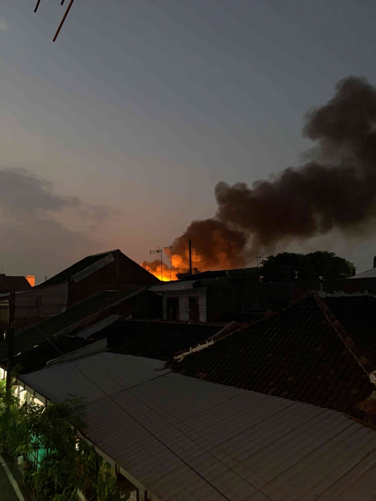 Menatap dari balkon, api telah menguasai langit sore itu (dokpri).