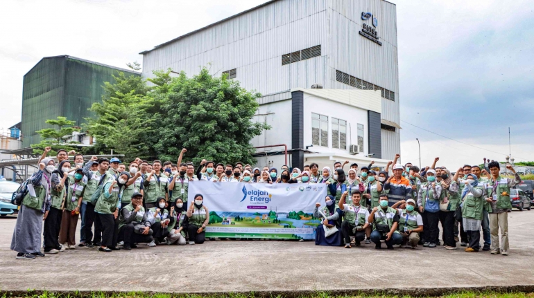 Tim Jelajah Energi Jawa Barat berfoto bersama di TPST Bantargebang, bukti nyata energi hijau dapat diwujudkan dengan kerjasama dan semangat tinggi (Dok. Pribadi)