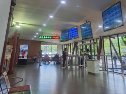 Menunggu bus DAMRI di bus shelter Bandara Soekarno Hatta Terminal 2, dekat dengan Gate 2F | Dokpri