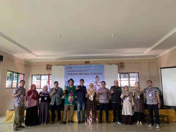 Bersama Tim, Sukses Menyelenggarakan Seminar Literasi Nasional Tahun 2023 (Dok. Penulis)