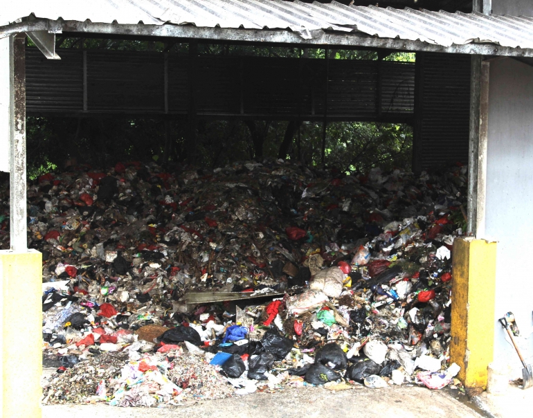 Tumpukan sampah kota di fasilitas Pre-treatment PLTSa Bantar Gebang (Sumber: dokumentasi pribadi)