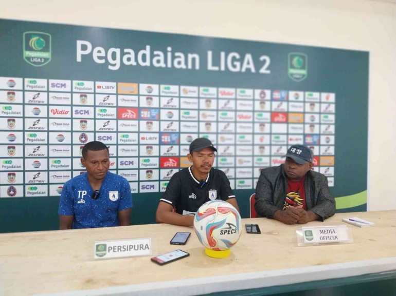 Pelatih Persipura, Ricardo Salampessy (tengah) bersama Yustinus Pae (kiri) saat hadir pree macth press conference, Jumat (2/2/2204) | foto Persipura