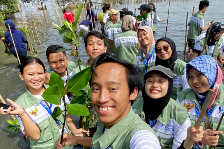 Peserta Jelajah Energi Jawa Barat sedang menanam bibit mangrove di Ekowisata Mangrove Cirebon. (Dok. Pribadi)