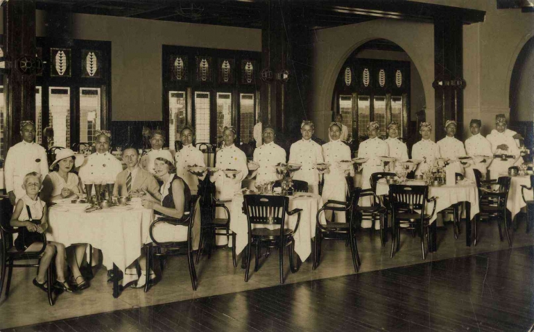 Pelayan Restoran di hotel Savoy Homann Bandung. Sumber: Digital Collection Leiden.