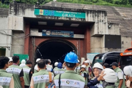 Terowongan sepanjang 400 meter yang mengantarkan pengunjung menuju PLTA Cirata, salah satu PLTA terbesar di Indonesia (Dok. Pribadi)
