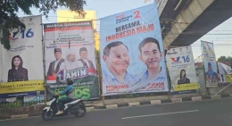 Baliho-baliho Pemilu dan Pilpres 2024 di bawah Jembatan Layang Permata Hijau, Jakarta. (Foto: Tira Hadiatmojo)