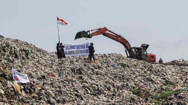 Dalam aksi tersebut merupakan bentuk protes kepada pemerintah kota depo katas sampah yang semakin menumpuk pertiap tahunnya. (Eko Siswono Toyudho/Anad