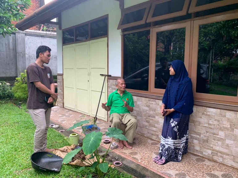 Tim Risalah dedaunan belajar langsung dengan Prof. Kamir sebagai penemu biopori