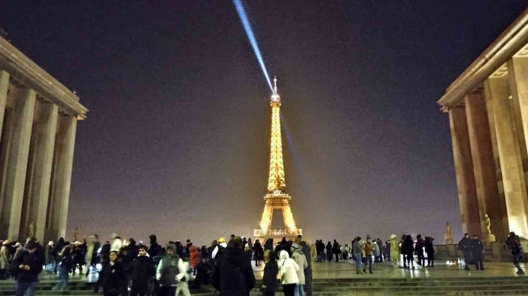 Menara Eiffel di kala malam (Sumber: Koleksi Pribadi)