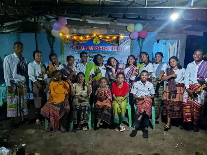 Foto Bersama Para Mahasiswa KKN setelah acara Pameran dan Pentas Literasi di Gubuk Literasi TBM Cendikiawan Soe