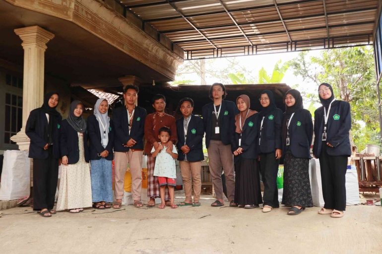 Mahasiswa KKM 102 UIN Malang bersama Pemilik UMKM Tusuk Sate Desa Wringinanom/Dokpri