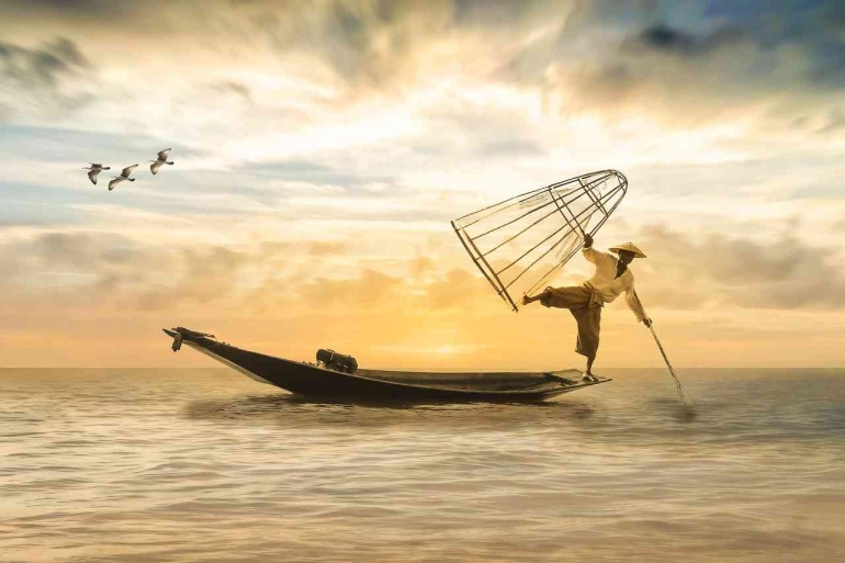 https://pixabay.com/id/photos/nelayan-perahu-memancing-kapal-2739115/