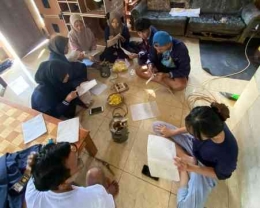 Mahasiswa KKN UMD 10 UNEJ Belajar Membatik Di Desa Bukor