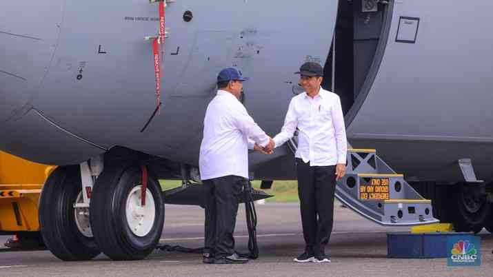 Presiden Jokowi dan Menhan Prabowo Subianto dalam sebuah acara di Lanud Halim Perdanakusuma belum lama ini|  (CNBC Indonesia/Faisal Rahman)
