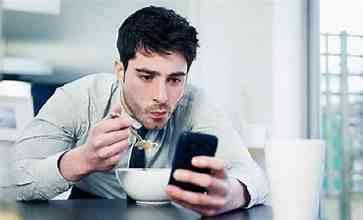 Makan sambil menonton HP, kebiasaan mindful eating buruk yang sering dilakukan orang (dok foto: kaskus.co.id)