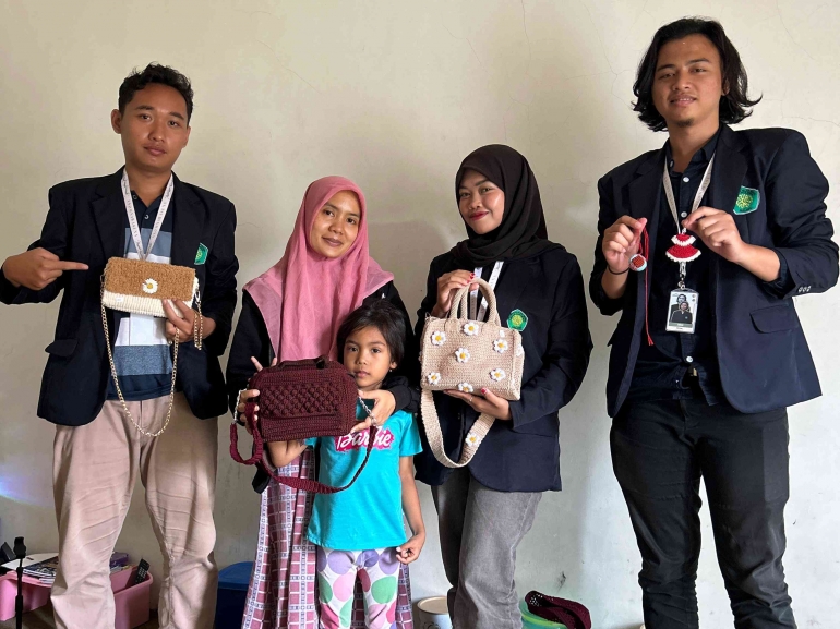Mahasiswa KKM 102 UIN Malang bersama Pelaku UMKM Tas Rajut/Dokpri
