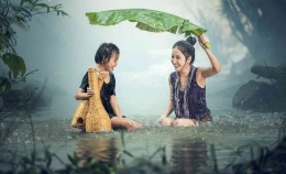 https://pixabay.com/id/photos/wanita-anak-hujan-payung-daun-1807533/