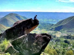 Batu Marompa di Desa Tambadolok, Sitio-tio Samosir. Kaldera Toba (Foto: hadi_baim/ig@andretriutama/seringjalan.com)