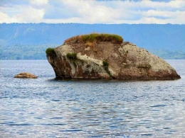 Batu Guru di lepas pantai Pangaloan, Nainggolan Pulau Samosir (Foto: monidessagala/idntimes.com)