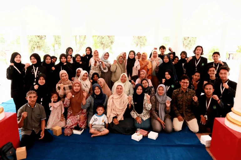 Mahasiswa KKM UIN Malang bersama Peserta Sosialisasi Parenting/Dokpri