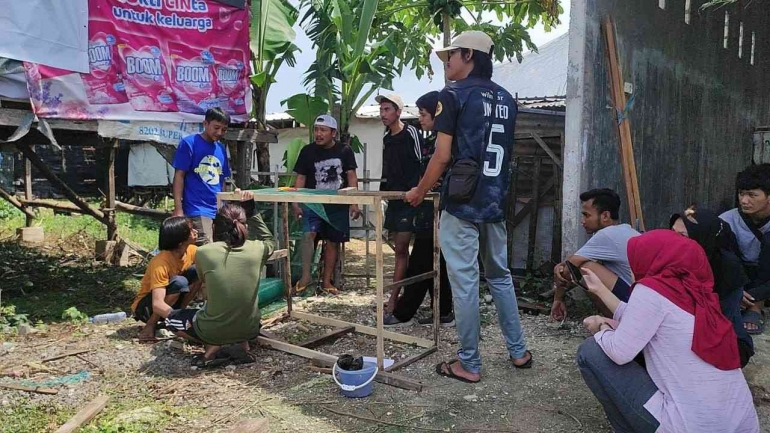 Gambar 2. Kegiatan pembuatan kandang maggot bersama masyarakat desa kertosono