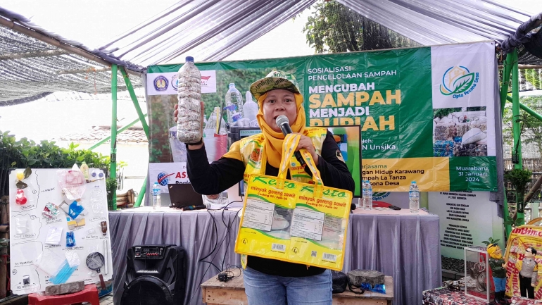 Pemaparan Ibu Jois Selaku Direktur Bank Sampah Latanza