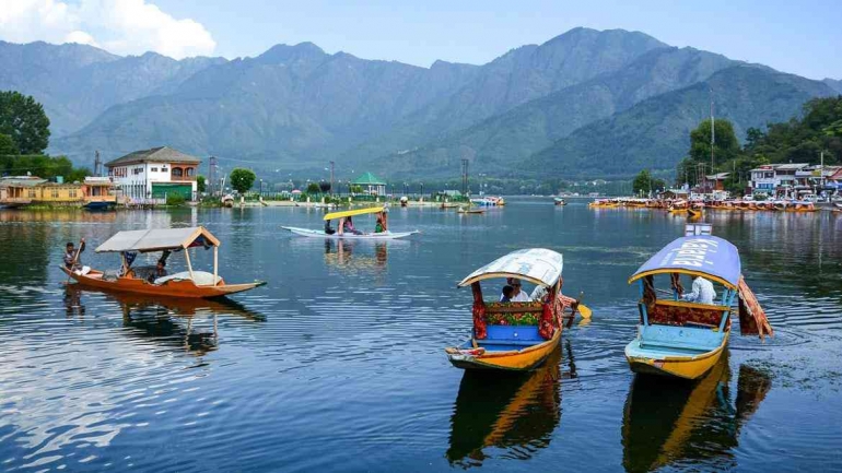 Perahu-perahu pariwisata di Danau Dal di Kashmir. | Sumber: tourmyindia.com 