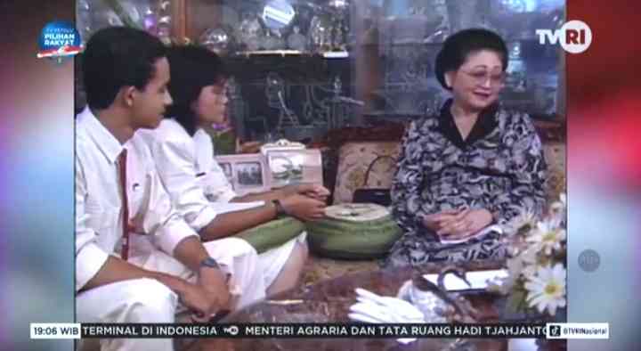 Tangkapan layar YouTube TVRI Nasional. Anies Baswedan remaja mewawancarai Ibu Tien Soeharto