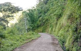 Kondisi jalan menuju ke lokasi PLTM Madong. (Dokumentasi pribadi)