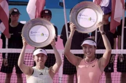 trofi juara ganda putri WTA Thailand Open 2024 diangkat oleh Miyu Kato dan Aldilla Sutjiadi/foto: JR Huang 