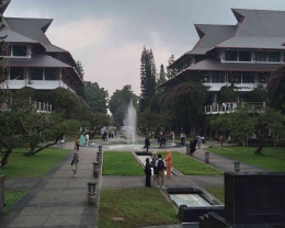 Suasana di Plaza Widya Nusantara di kampus ITB. Sumber gambar dokumen pribadi.