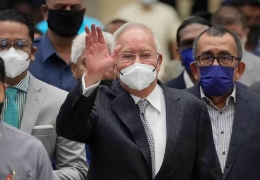 Masa hukuman dan denda uang mantan PM Malaysia dipoton secara drastis oleh Dewan Pengampunan atas dasat pengampunan kerajaan. Photo: AP/Vincent Thian   