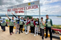 Momen istimewa di PLTS Terapung Cirata, PLTS Terapung Terbesar di Asia Tenggara, Bersama Para Pemenang Lomba Konten Akademi Transisi Energi (Dok. Pribadi)