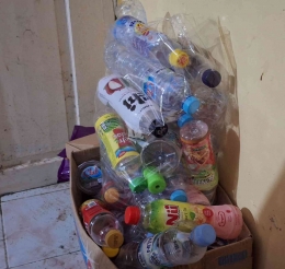 Tumpukan botol untuk bank sampah (Sumber: dokumen pribadi)