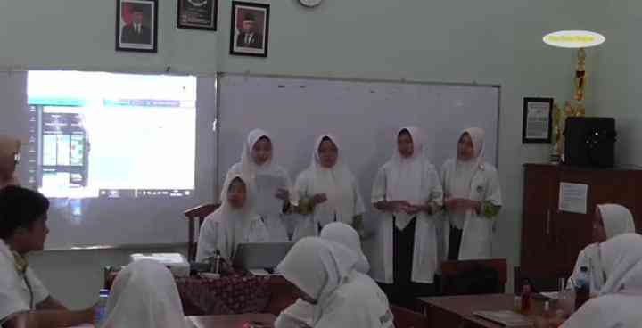 Gambar 3. Menyajikan Hasil karya (Foto: Dok Pribadi)