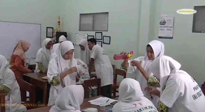 Gambar 2. Membimbing penyelidikan (Foto: Dok Pribadi)