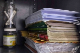 Dokumen dirapikan pada setiap rak di lemari guru. (foto Akbar Pitopang)