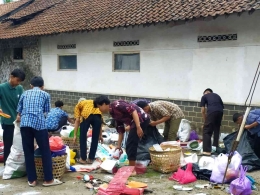 Para pemuda ini memilah kembali sampah yang di bawa oleh peserta pengajian 