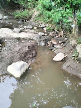 Gambar 1. Dokumentasi kondisi kali di Dusun Senawang (Dok Pribadi)
