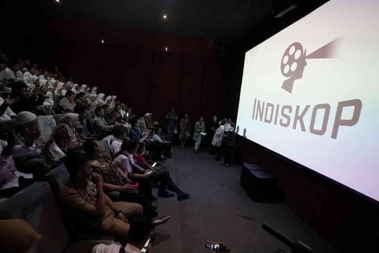 Bioskop rakyat Indiskop yang dipelopori Anies Baswedan (sumber : twitter.com/aniesbaswedan)