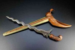 Sumber: Damascus Serpentine Sword Madura Sculpture Inlaid Chris Blade KERIS Knife (Other)|Oakfan (aucfan.com) 