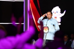 Capres nomor urut 2 Prabowo Subianto memberi hormat usai menyampaikan pandangannya saat Debat Kelima Pilpres 2024 di Balai Sidang Jakarta Convention Center (JCC), Senayan, Jakarta, Minggu (4/2/2024). (ANTARA FOTO/M Risyal Hidayat via kompas.com)