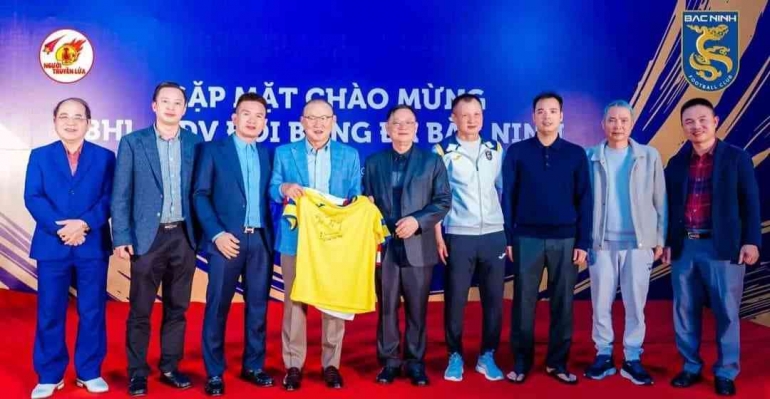 eks. pelatih timnas Vietnam Park Hang Seo yang memegang jersey klub Bac Ninh bersama presiden klub dan jajaran direksinya (foto: vietnam.vn)
