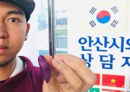Mencelupkan jari setelah pencoblosan saat Pemilu di Ansan, Korea Selatan. Sumber gambar dokumen pribadi