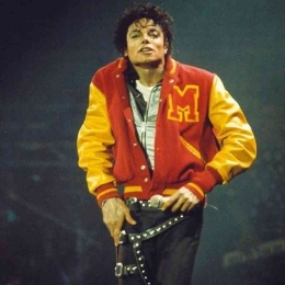 Ilustrasi Michael Jakson memakai jaket varsity pada musik video nya di era 80 - an (Foto : Collater.al)