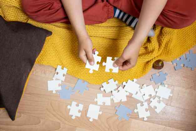 Seorang anak sedang mencocokkan kepingan puzzle | Sumber: Freepik