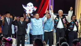 Tiga pasangan calon presiden dan calon wakil presiden bergandengan tangan di panggung di sesi akhir debat putaran ke-5 calon presiden Pemilu 2024 di Jakarta Convention Center, Jakarta, Minggu (4/2/2024). (Rony Aryanto Nugroho/Kompas.id)